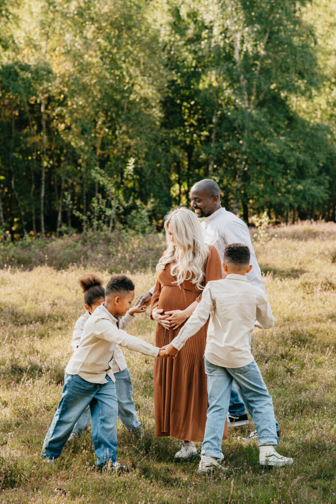 Babybauch-Fotografie-mit Geschwistern Kreis Aachen - Kreis Heinsberg - Babybauch-Shooting, Teverener-Heide, Übach-Palenberg, Danielle Henry Photography