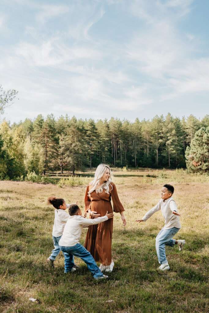 Babybauch-Fotografie-mit Geschwistern Kreis Aachen - Kreis Heinsberg - Babybauch-Shooting, Teverener-Heide, Übach-Palenberg, Danielle Henry Photography
